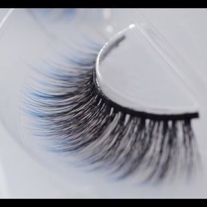 Exclusive Luxury Lashes - Natural style with Blue Tone